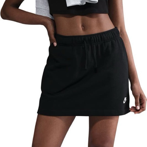Nike Dresses & Skirts - Nike Black Standard Fit Mid Rise size M